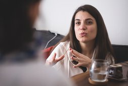 Junge Frau im Gespräch mit Therapeutin | © isayildiz - Getty Images/iStockphoto